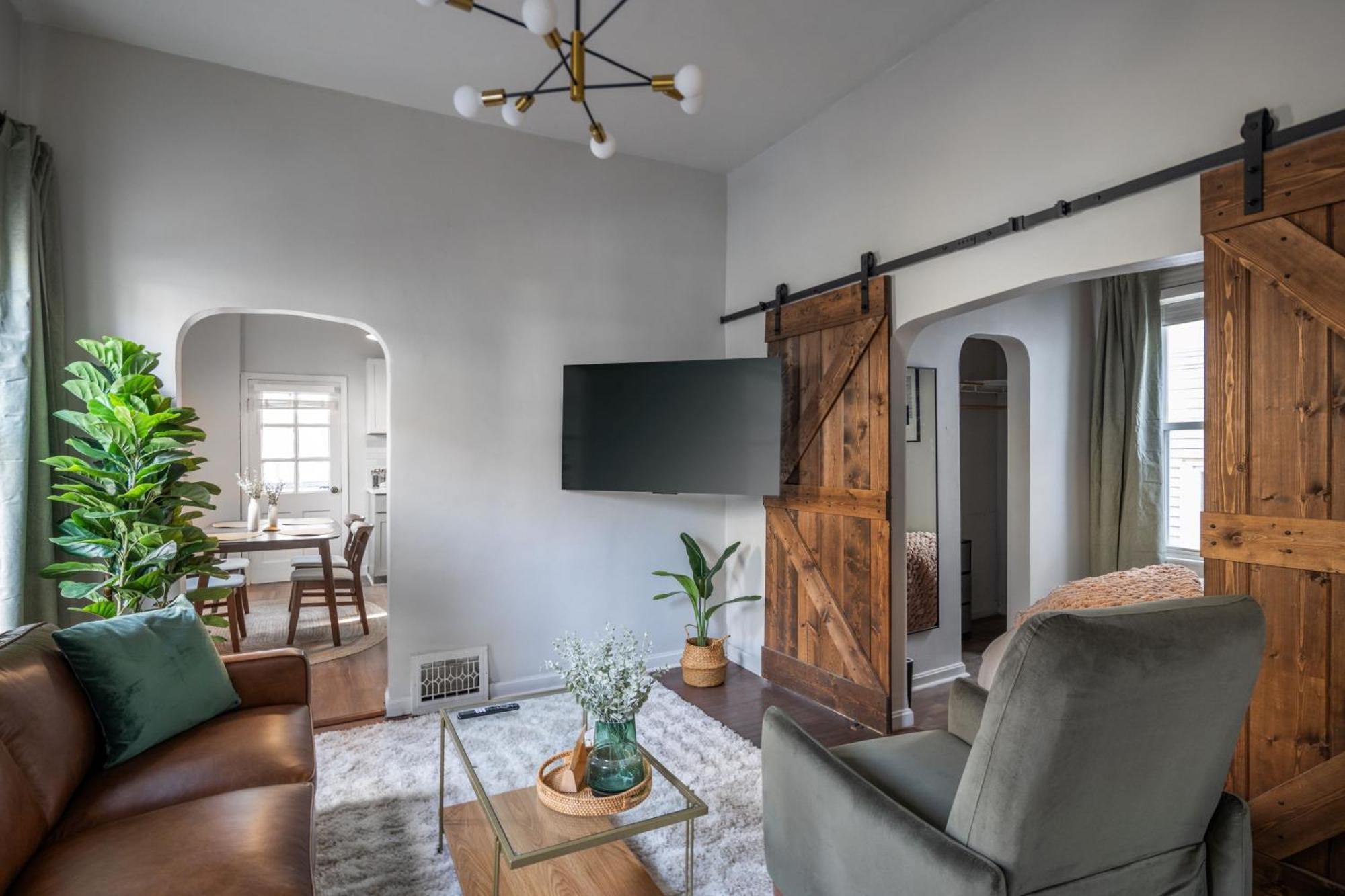 Mid-Century Modern Retreat In Little Italy Apartment Cleveland Exterior photo